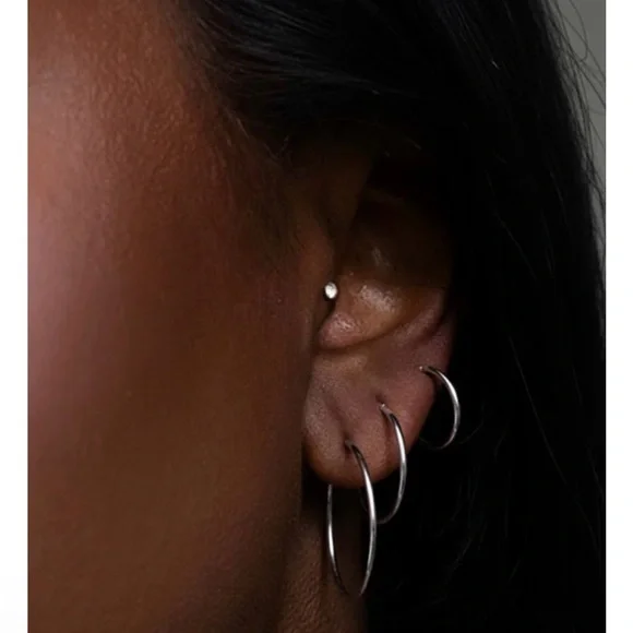 Sarah Mulder Endless Rhodium Hoops - Picture 4 of 4